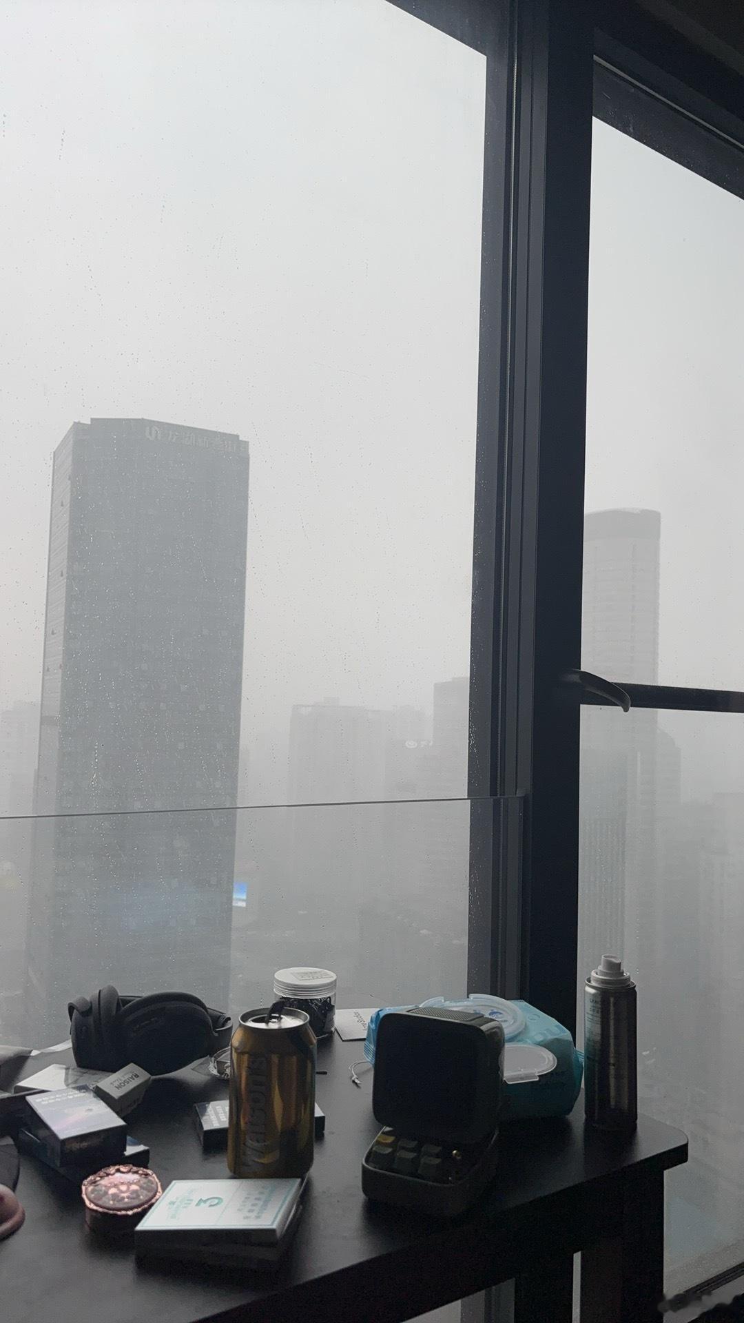 今天下雨了好忧郁！不知道为什么手又淤血了！有个神人给我买了一个擂茶的钵！安徽人给
