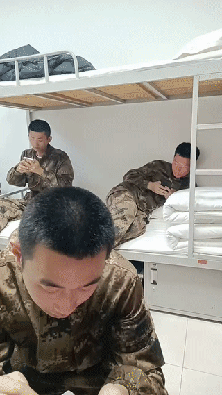 训练了一天，最期待的时刻就是能拿着自己的手机和自己的家人，女朋友聊天说话了。
本