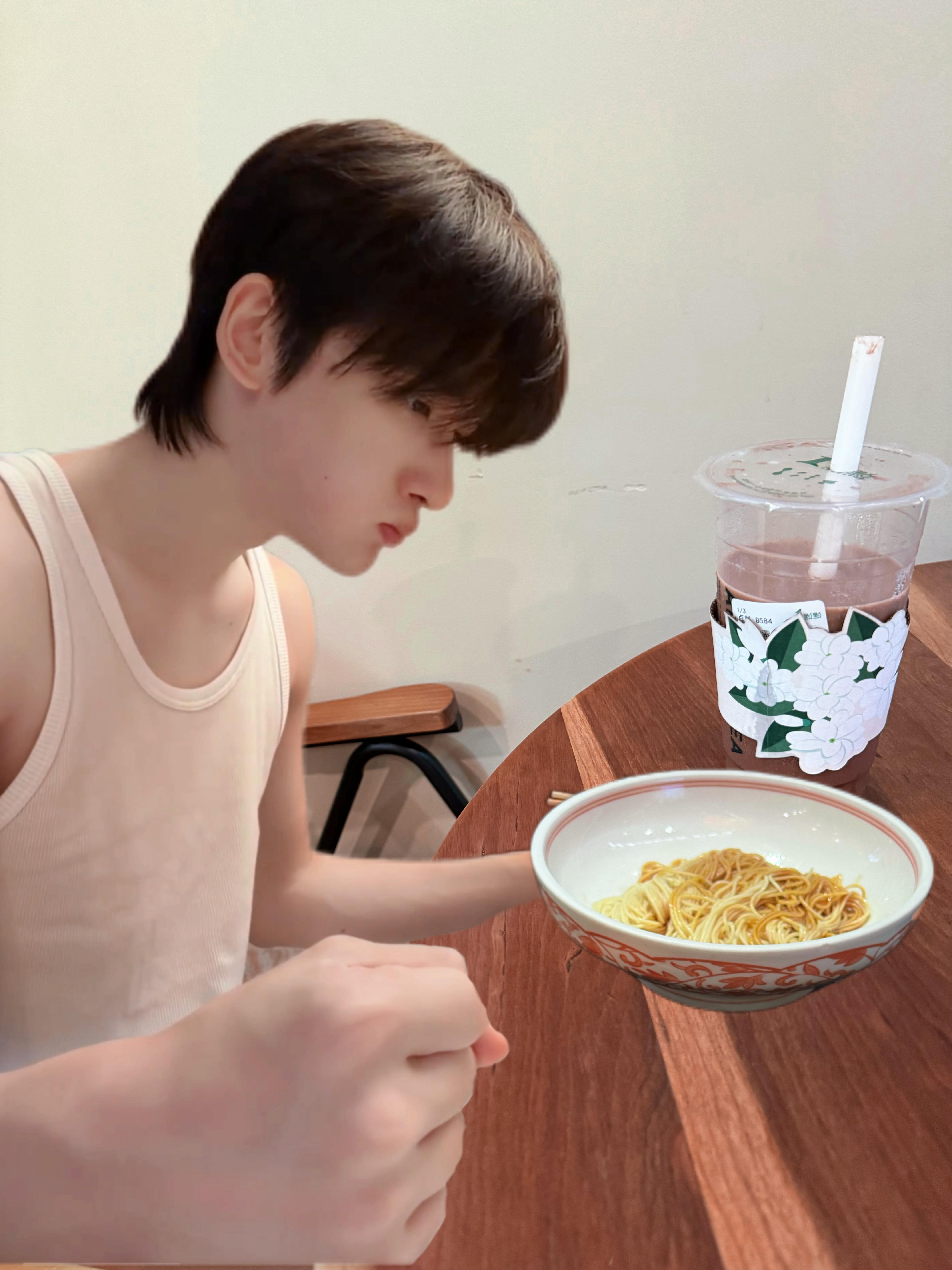 来咖啡厅非要吃大碗面的男孩子怎么追 