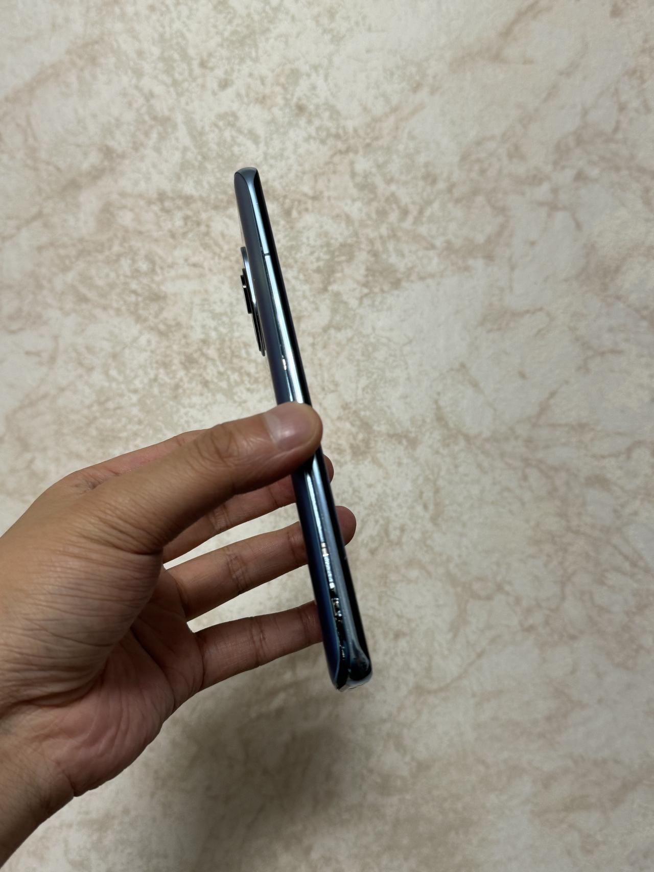 好家伙，一直放在桌面偶尔作为遥控器用的一台小米11，突然鼓包咯。超轻度使用，大概