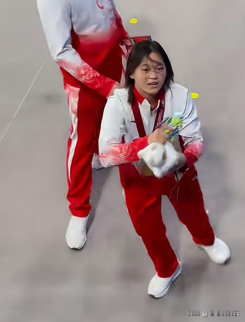 如今的全红婵缺玩具娃娃吗？
她满场跑着捡玩偶，太多人理解不了，她是在治愈童年的缺