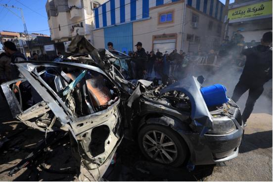 好好的一群执勤警察，开着警车守着当地秩序，没招谁没惹谁，竟突然遭遇空袭，整车人都