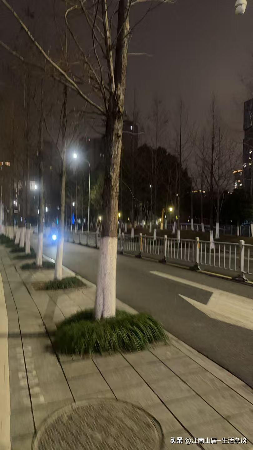 上周的一个晚上，在一家店里吃饭，遇到一件尴尬的事情。旁边的一位顾客，突然把店里管