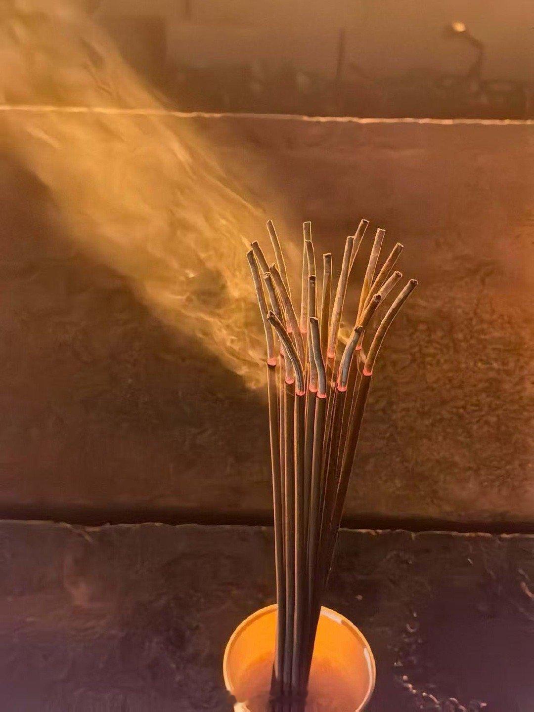 清晨上香礼佛，祈求观世音菩萨保佑转发粉丝八月工作事业顺利，财运满满，家庭幸福美满