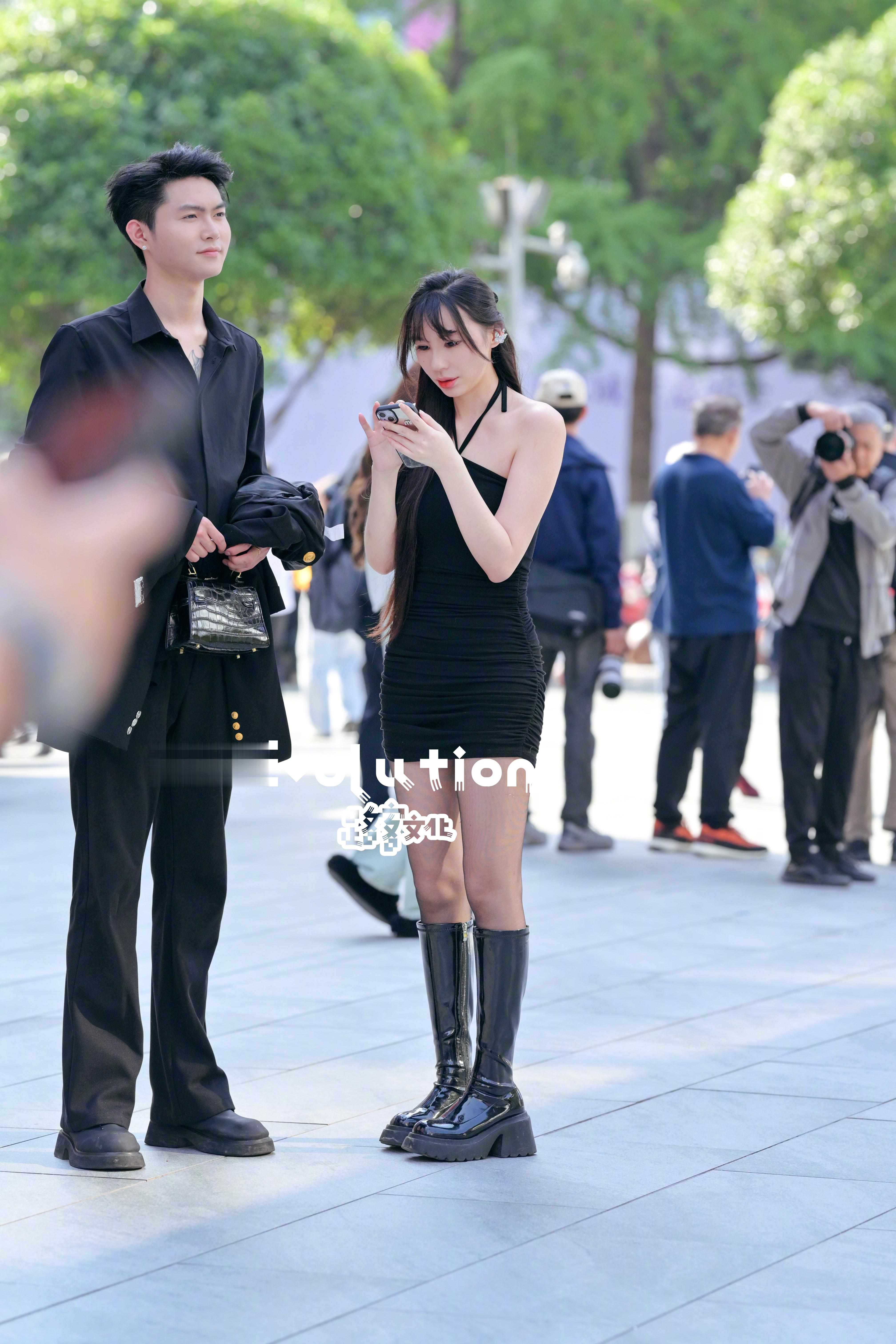 应该是一对主播吧？ 