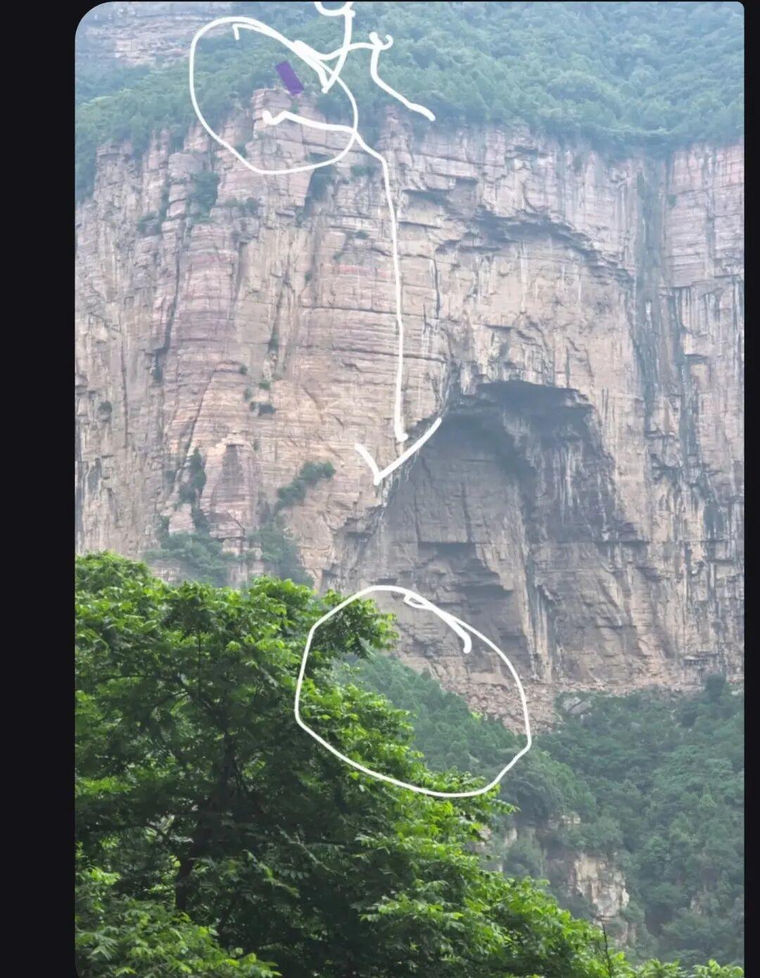 一徒步驴友在老龙口瀑布观景台失足坠落百米悬崖后失联，救援人员仍在持续搜寻中