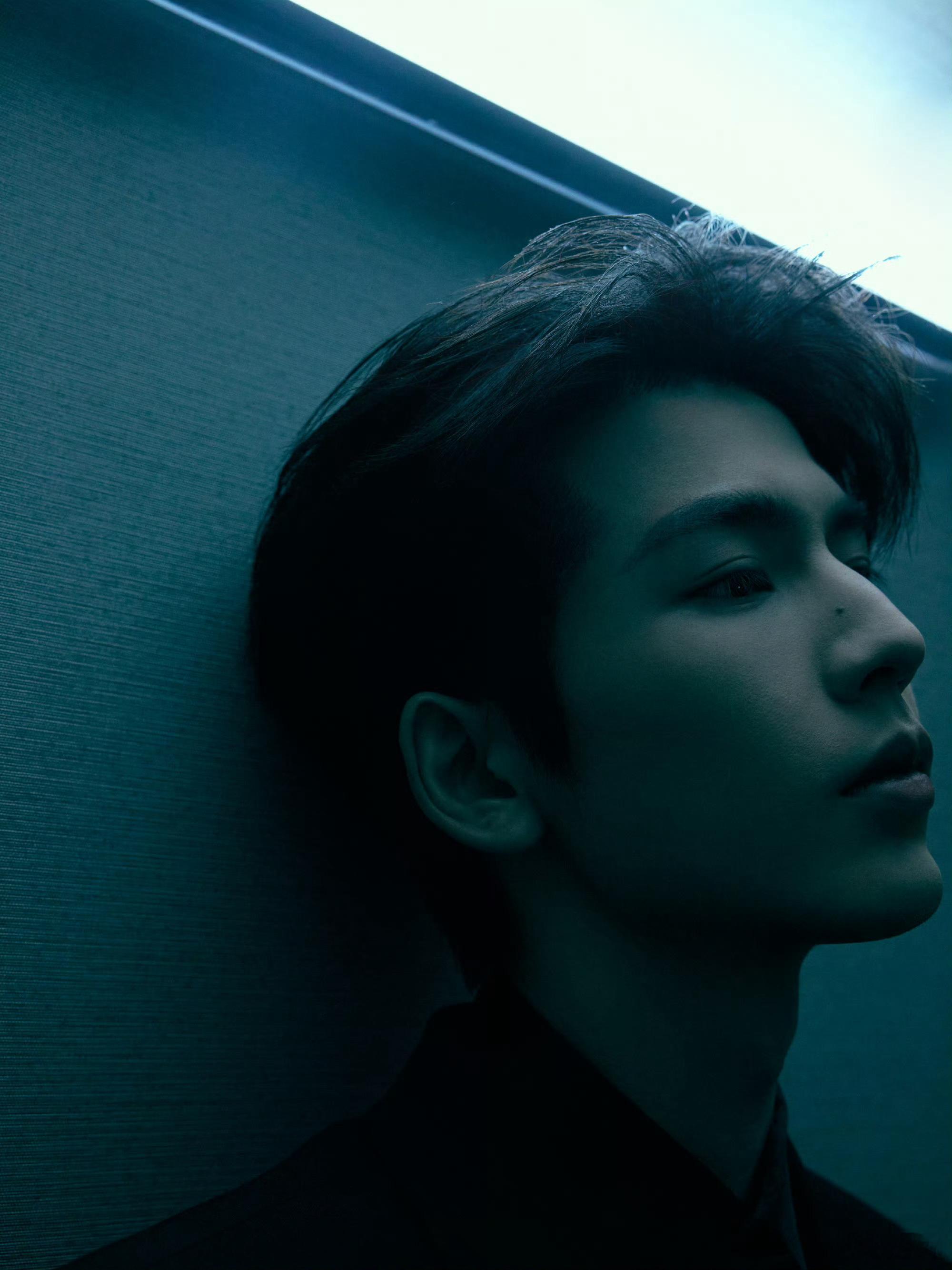 张凌赫顶美的统治力不必多言张凌赫帅得不知天地为何物 张凌赫 骨相凌厉精致，身形挺