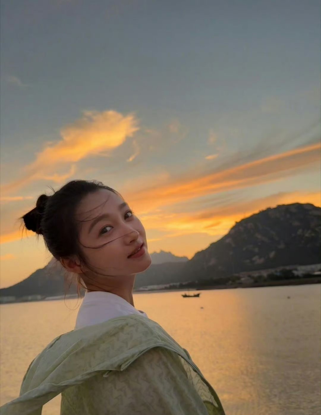 关晓彤发绝美夕阳，夕阳配美人[爱慕][爱慕]太美了[舔屏]景美人更美，舍不得移开