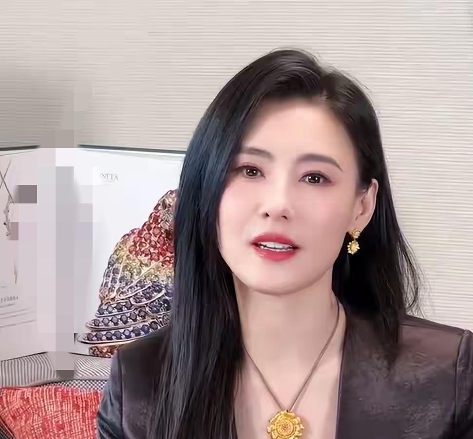多年来，大众始终带着偏见看待当年拍照事件，习惯性将过错归咎于当事人。但褪去舆论滤