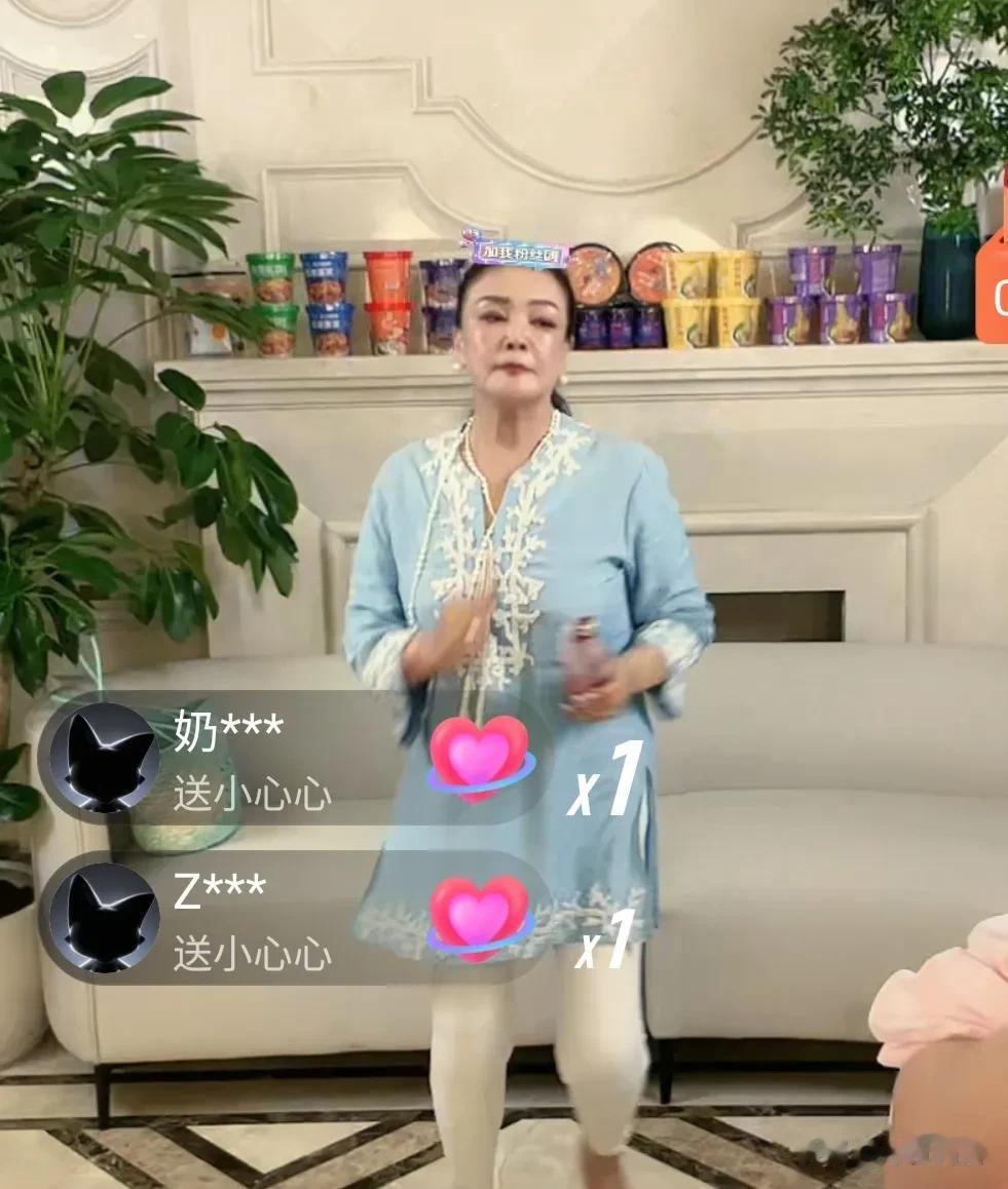 六万人在线围观张兰的状态：载歌载舞，BGM 配《今天是个好日子》，推“杨梅吐气”