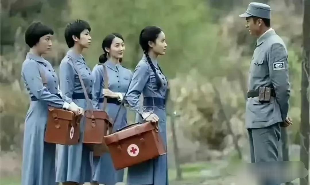 左边是真实照片，右边是影视作品 唉 ​​​