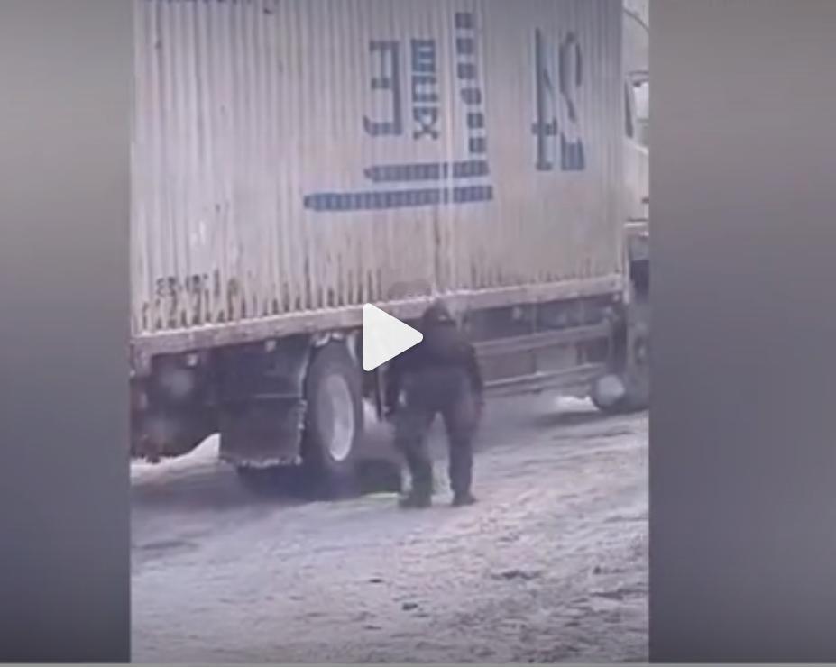 全网点赞的“大衣侠”找到了
将外套垫在车轮下助货车通行 全网点赞的“大衣侠”找到