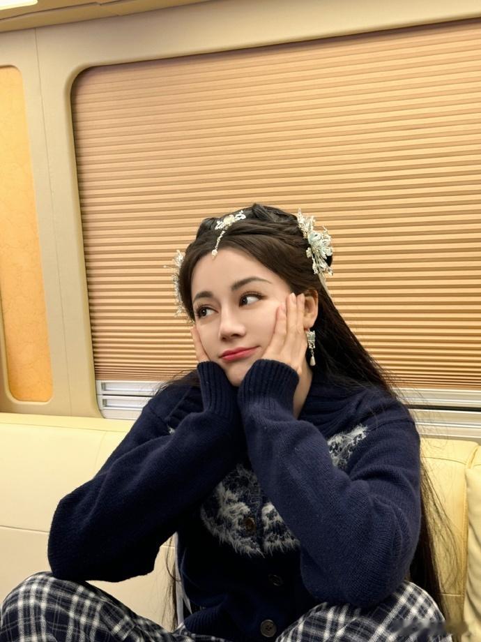 迪丽热巴属于贺思慕的电子记录  迪丽热巴贺思慕捧脸自拍照 家人们，迪丽热巴在捧脸