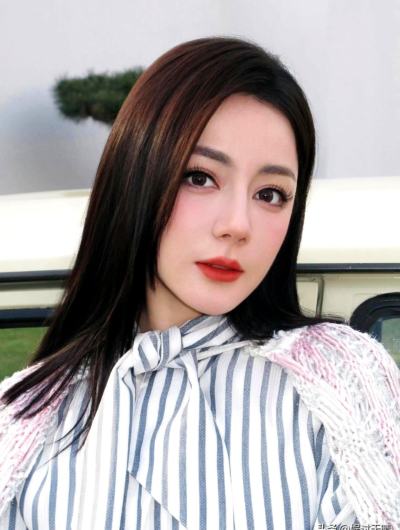 好家伙，迪丽热巴在迪拜困住了，这事儿还是因为巴黎时装秀去不成了才被捅出来。
粉丝