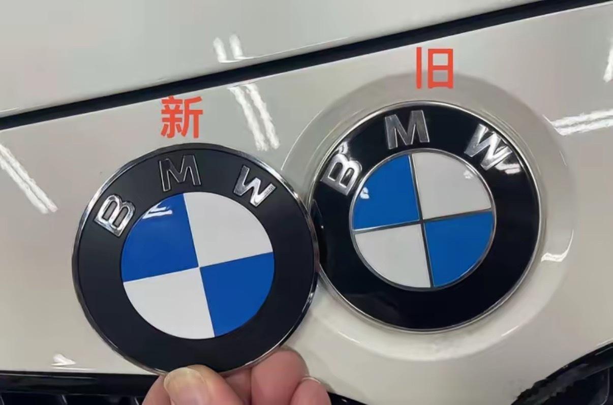 宝马移除内圈镀铬圆环及蓝白旗帜图案的镀铬描边，改用哑光黑色外圈，蓝白区域饱和度提