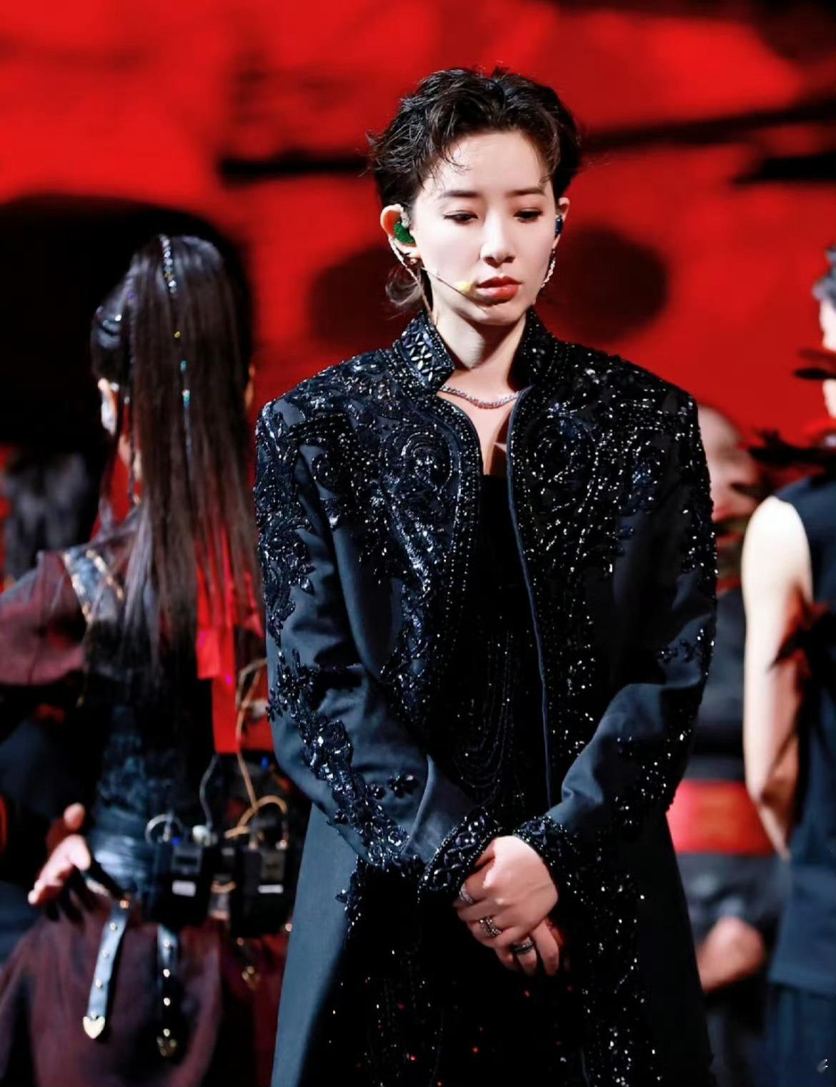 李斯丹妮姐感妹感自由切换   谁懂啊家人们！李斯丹妮在姐感和妹感之间反复横跳，每