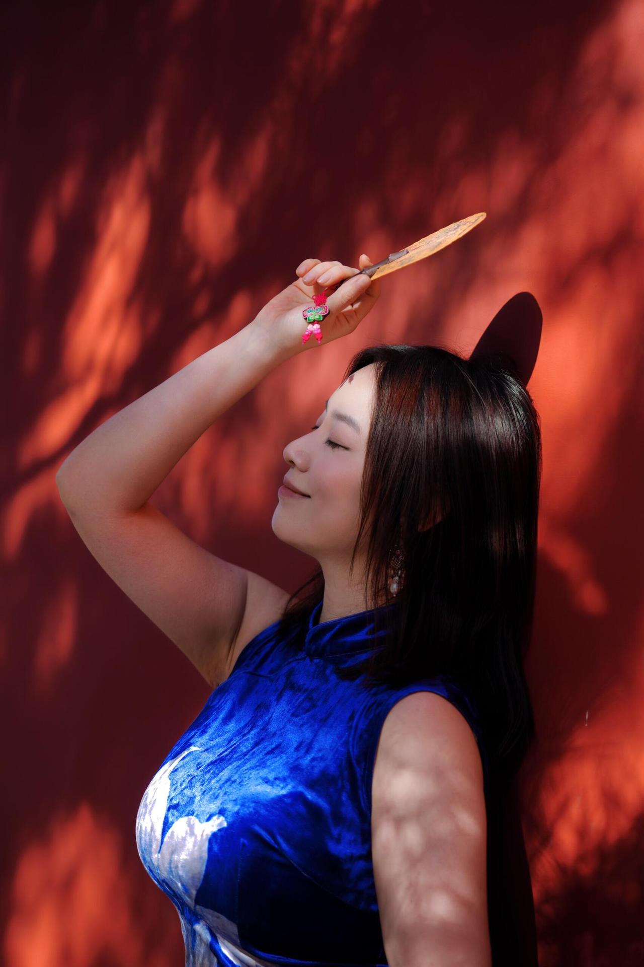 秋日暖阳斜斜淌下来，给斑驳的砖面镀上层柔光，几片银杏叶打着旋儿落在肩头，像谁递来