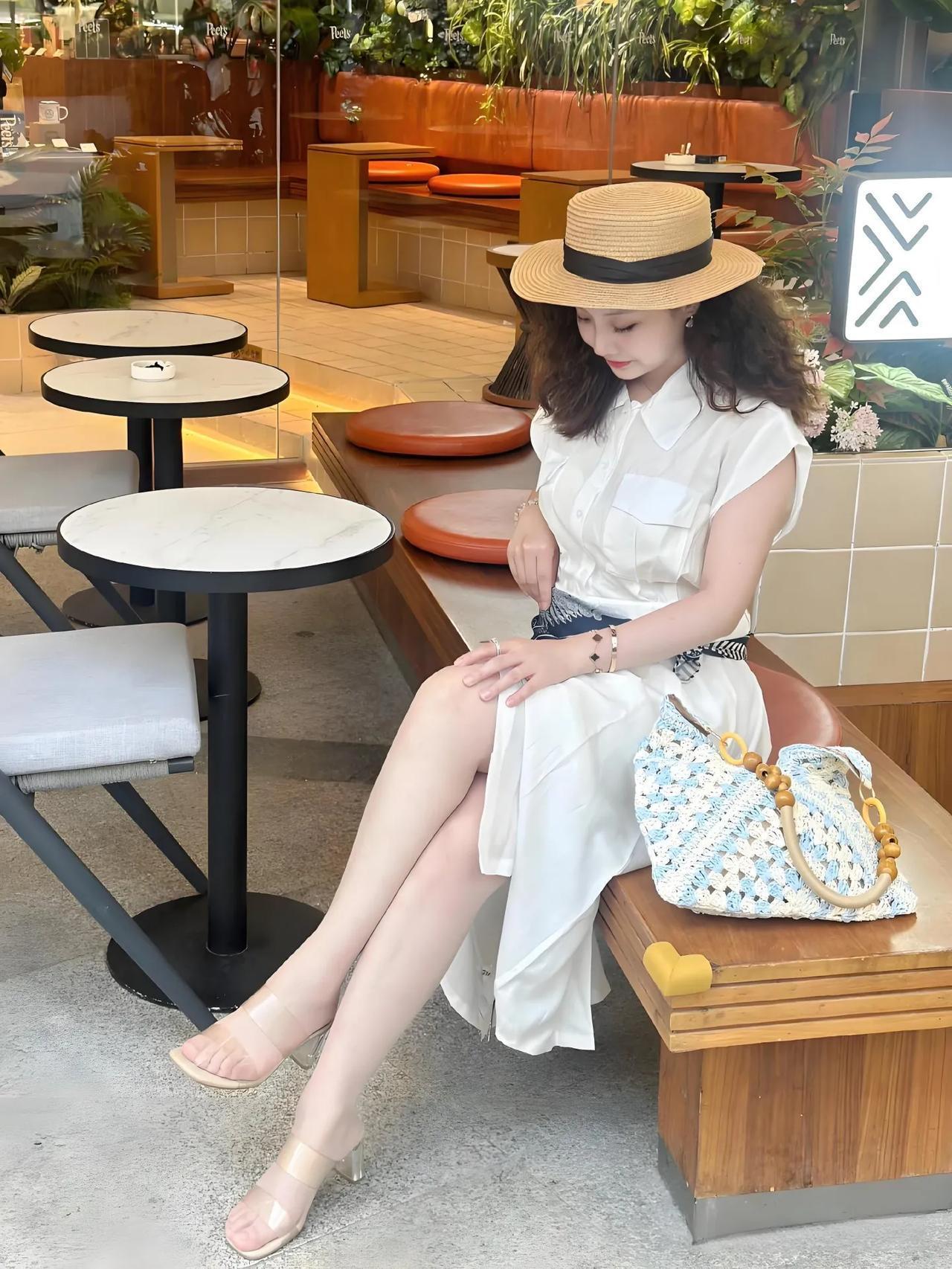 夏日穿搭指南：白色连衣裙+草帽，清新自然，轻松惬意。