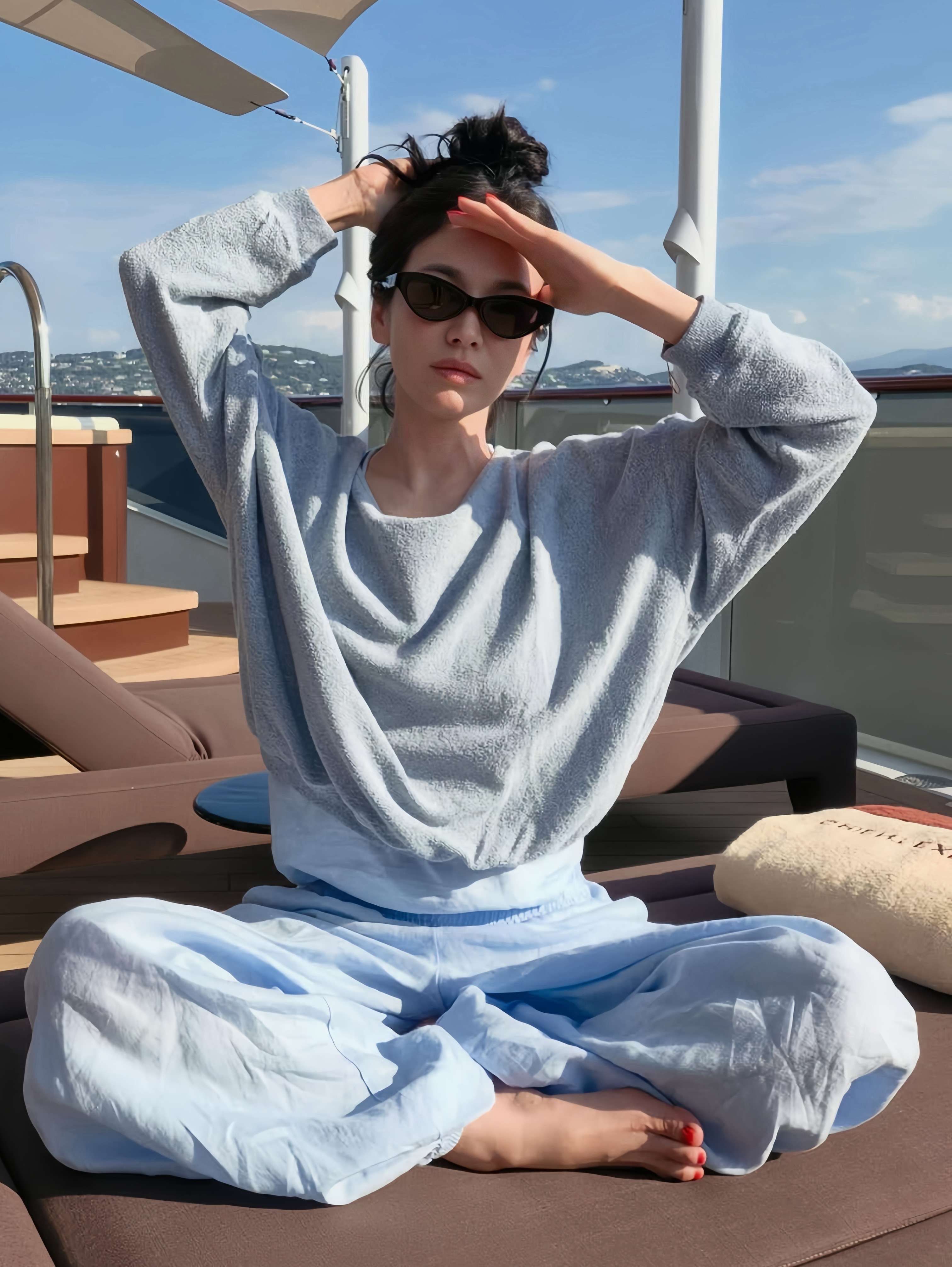 审美积累｜和宋慧乔学海边氛围感拍照📷🌊太美了这个乔妹 度假工作两不误～ 