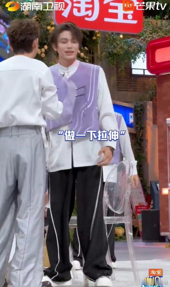 丁禹兮被宋茜泼成这样你好星期六 何炅接梗太及时了！一句话让本来就好笑的场面，直接