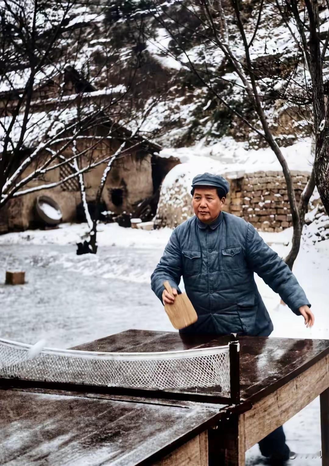毛主席这张照片多次被我刷到，拍摄时间和地点不详，背景画面是雪天，天气寒冷，一间土