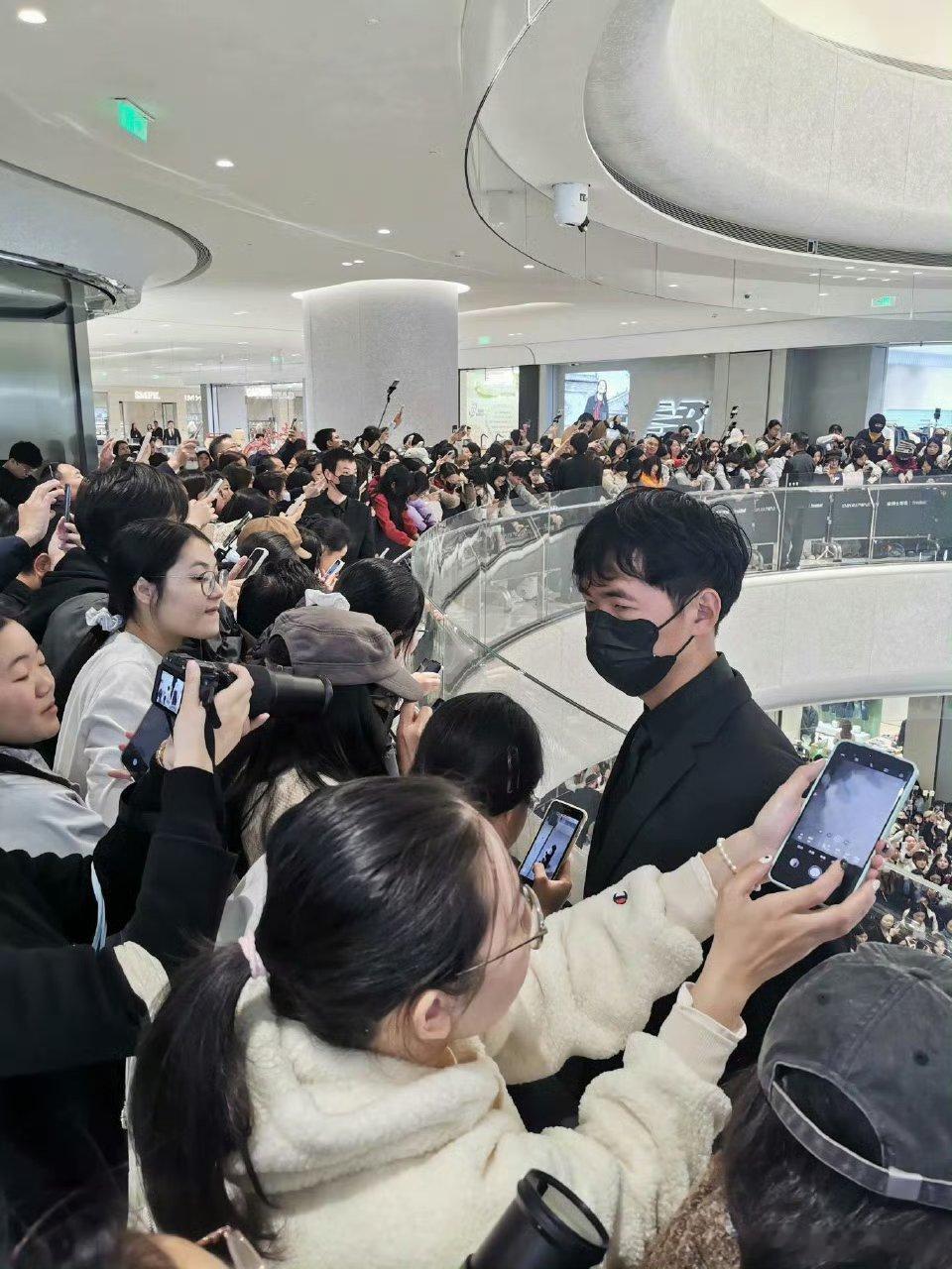 曾舜晞线下疑似春运曾舜晞线下这阵仗是春运提前了吧！里三层外三层全是人从众，这人气