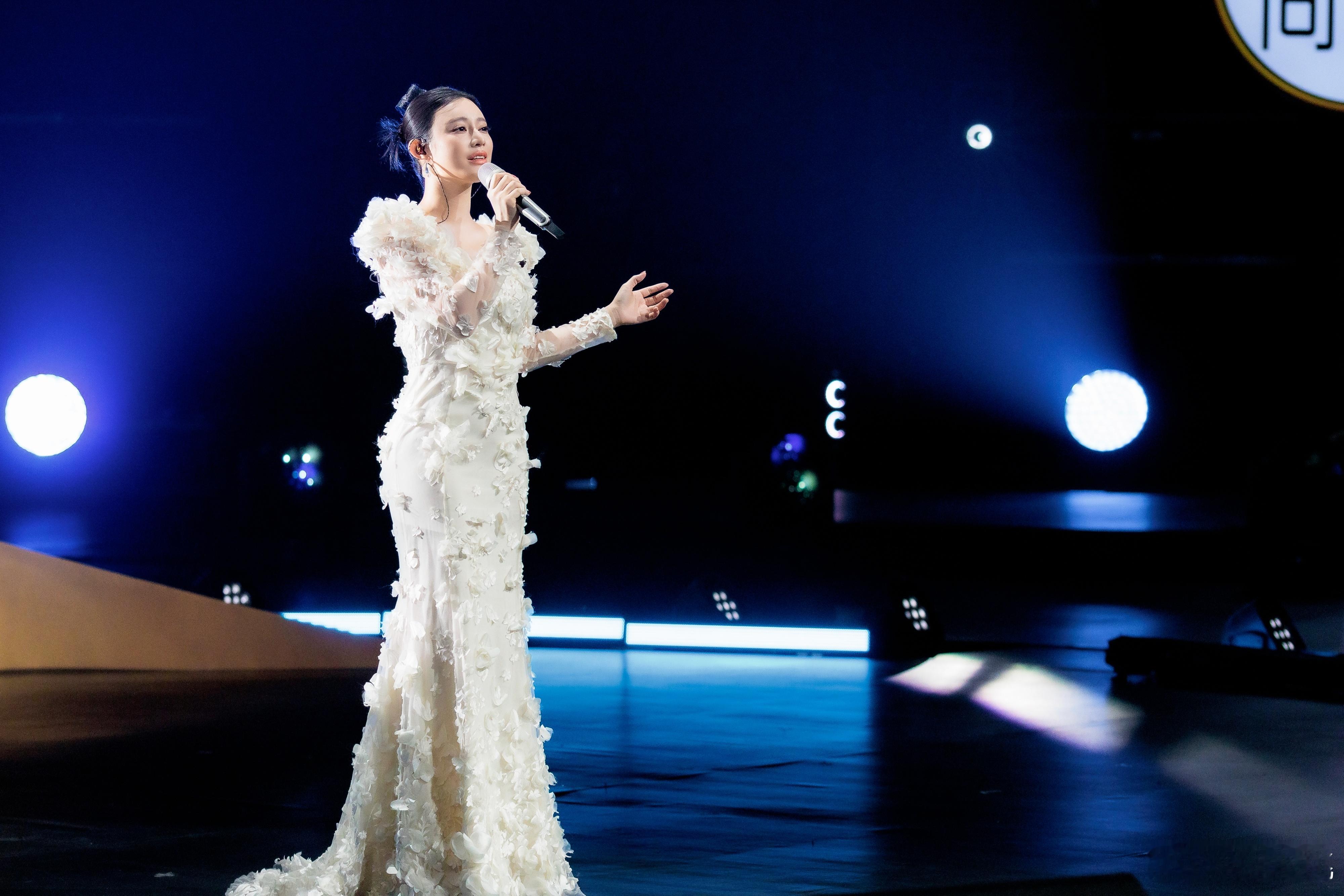 陈佳妮中国唱将蓝天上的云中国唱将陈佳妮 谁懂啊家人们！陈佳妮在舞台上的表现真的稳