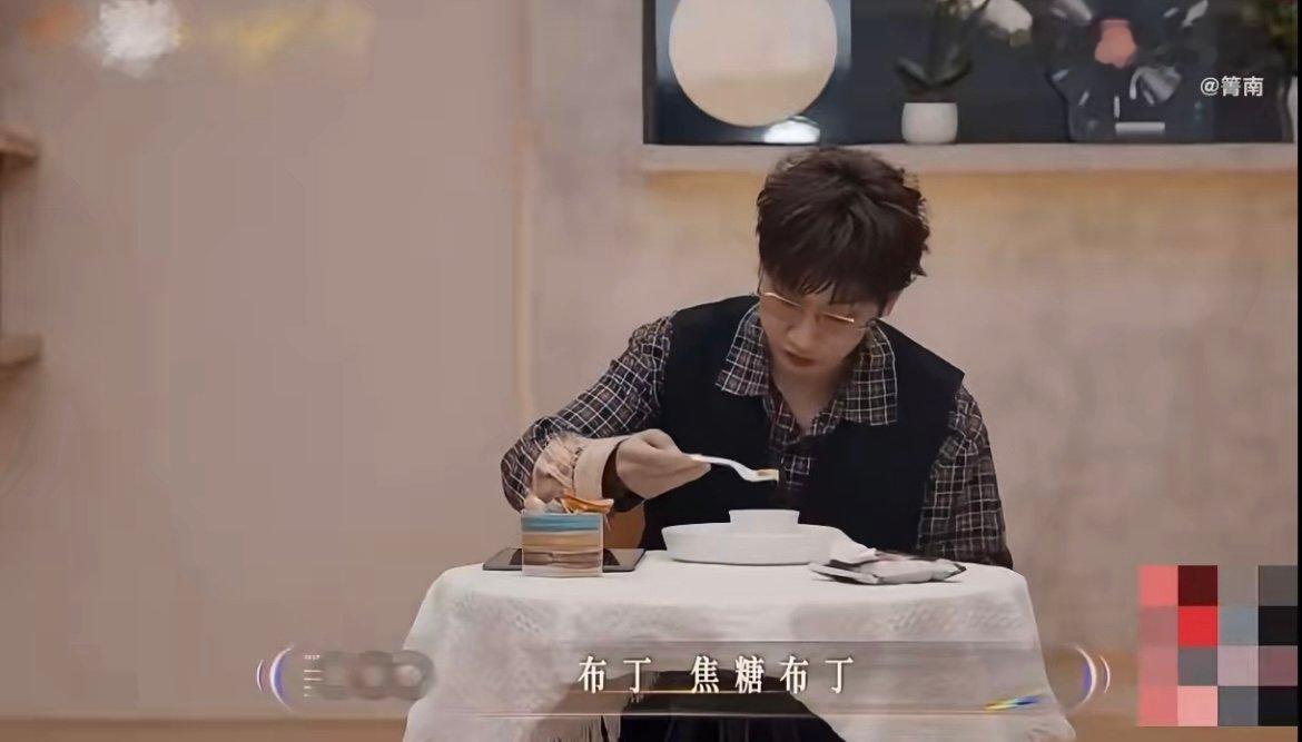 九敏！汪苏泷这仰头瞬间直接戳中人心！吃美食时的满足感全写在脸上，仰头的动作配上优