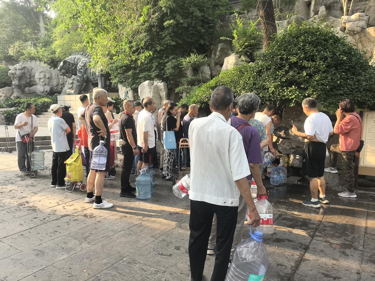 济南水军
黑虎泉打水人群
