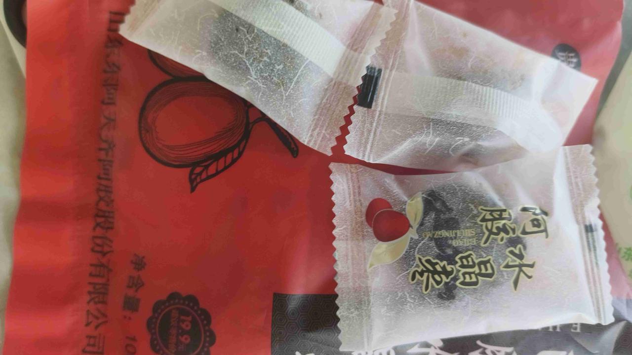 刚才吃了一袋阿胶水晶枣，这是一种源自山东聊城市东阿的特色蜜饯零食，以优质红枣为基