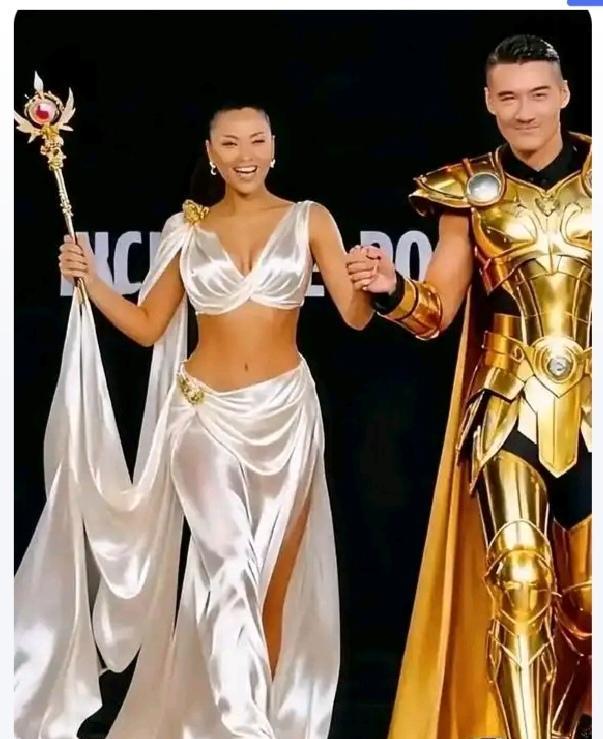 五十四岁和五十一岁，走上巴黎时装周的T台。
没有中年危机，只有火力全开。
聚光灯