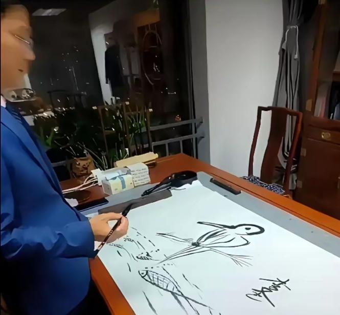 李律在暗示啥

看看李律的画，
有鸟
有树，
且鸟落在了树上，
有鱼，
既有大鱼