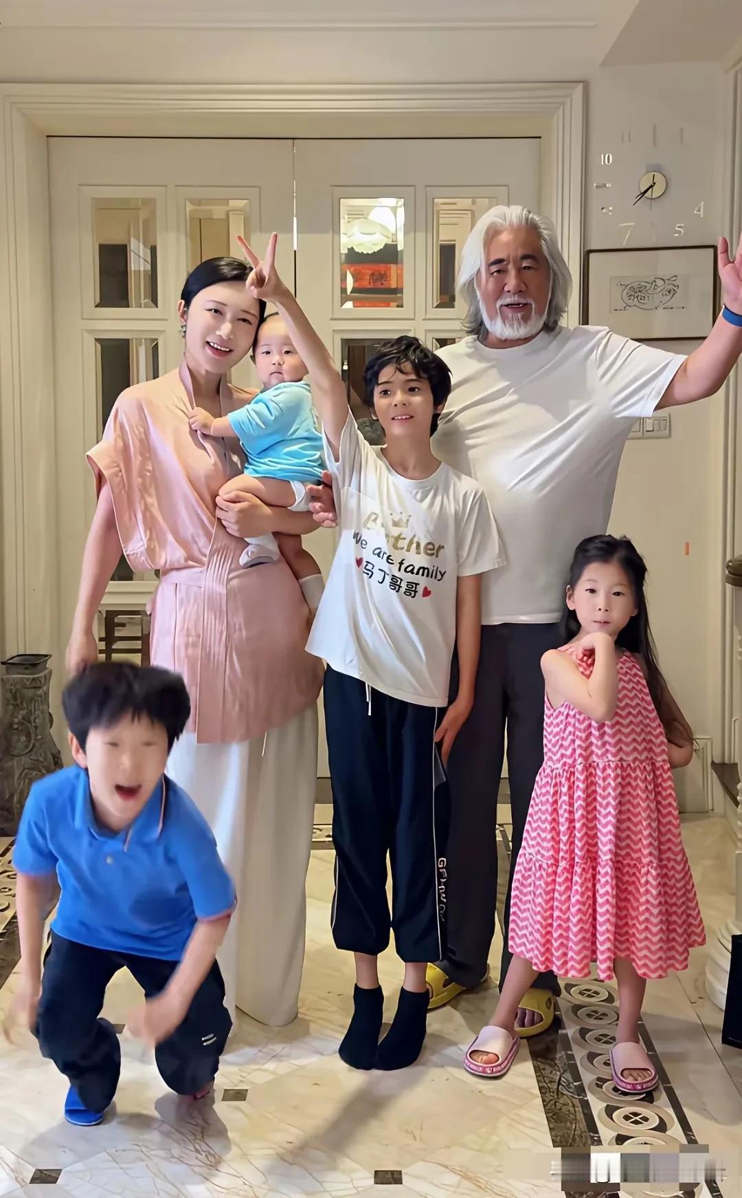 张纪中不愧老当益壮，虽然和自己的娇妻杜星霖属于晚婚晚育了，但是这三个亲生的孩子，