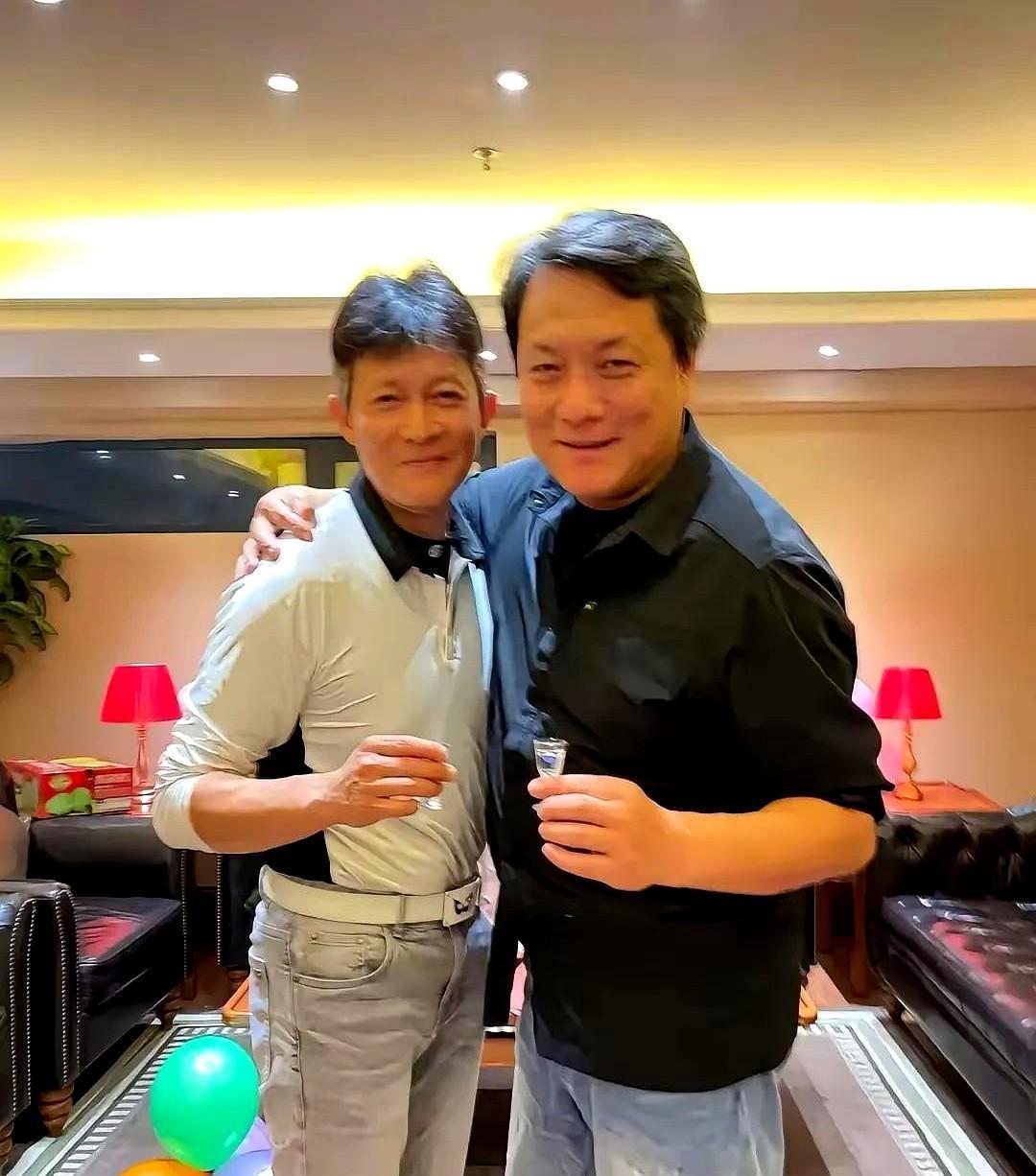 这哥俩仔细看其实长相一样一样的

观众常把杨志刚和郭靖宇认错，可我觉得这份撞脸是