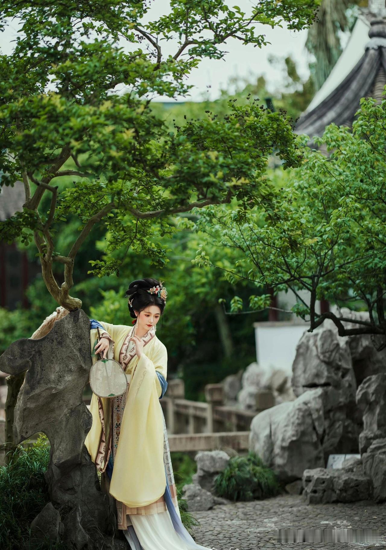 下联：月明花影寂寂风
上联：有请雅士[玫瑰][玫瑰][玫瑰]