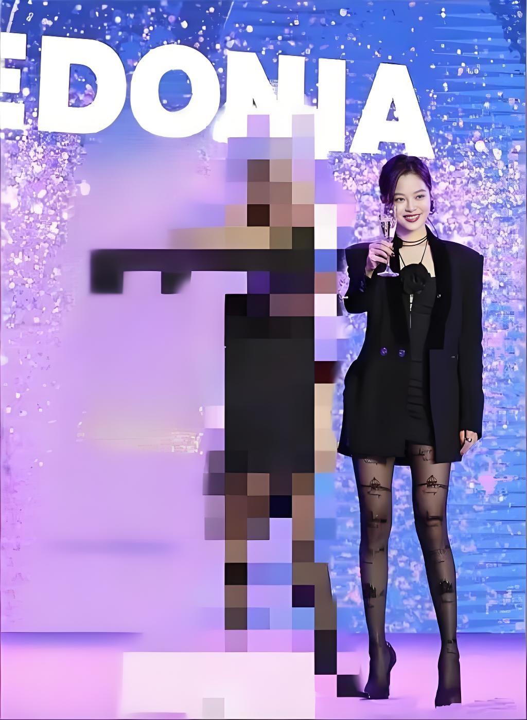 2025年金鸡奖红毯上，辛芷蕾身着Elie Saab 2024秋冬高定紫色礼服惊