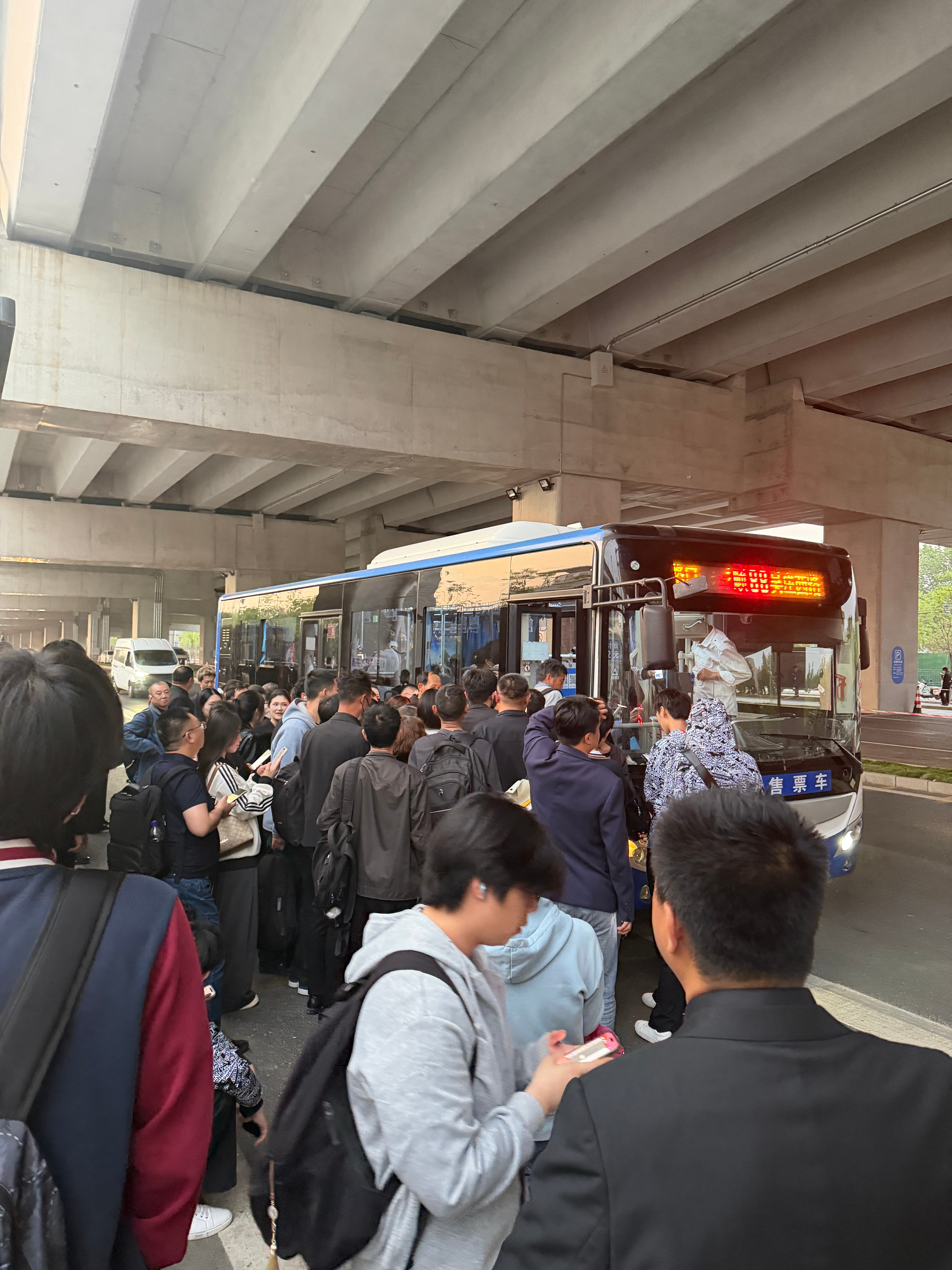 打不到车，等公交，每年北京车展这交通……一言难尽。准备打个货拉拉来拉货！2026