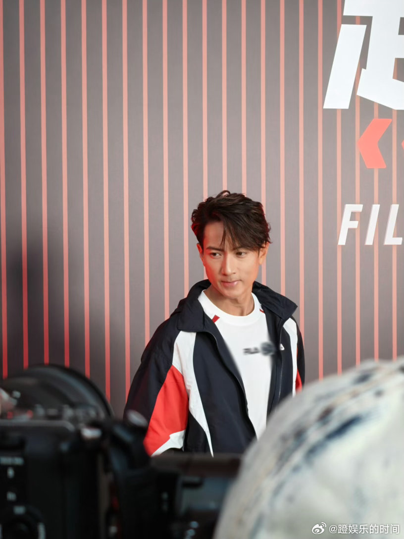 没人说过吴尊46岁还能这么帅啊吴尊有一种经济上行的帅 46岁吴尊太耀眼！赛场亮相