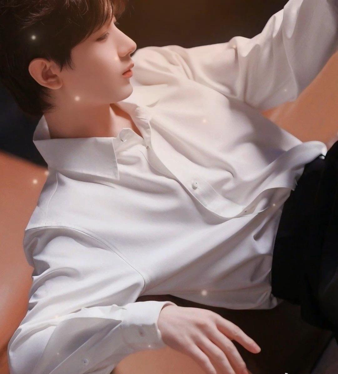 成毅，别人用镜头记录你，而我用眼睛、用心脏、用我所有滚烫的瞬间，将你刻成我生命里