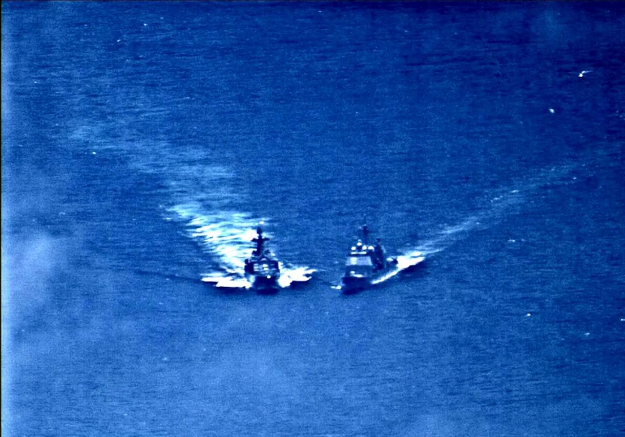 中国052D驱逐舰穿插美舰前方正面照。这么看两舰的距离确实挺近的，从浪花来看美舰