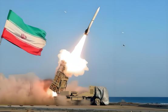 面对伊朗同归于尽打法，美军亮出王炸底牌：如果战败，就爆核武器。美国对伊朗的战争持