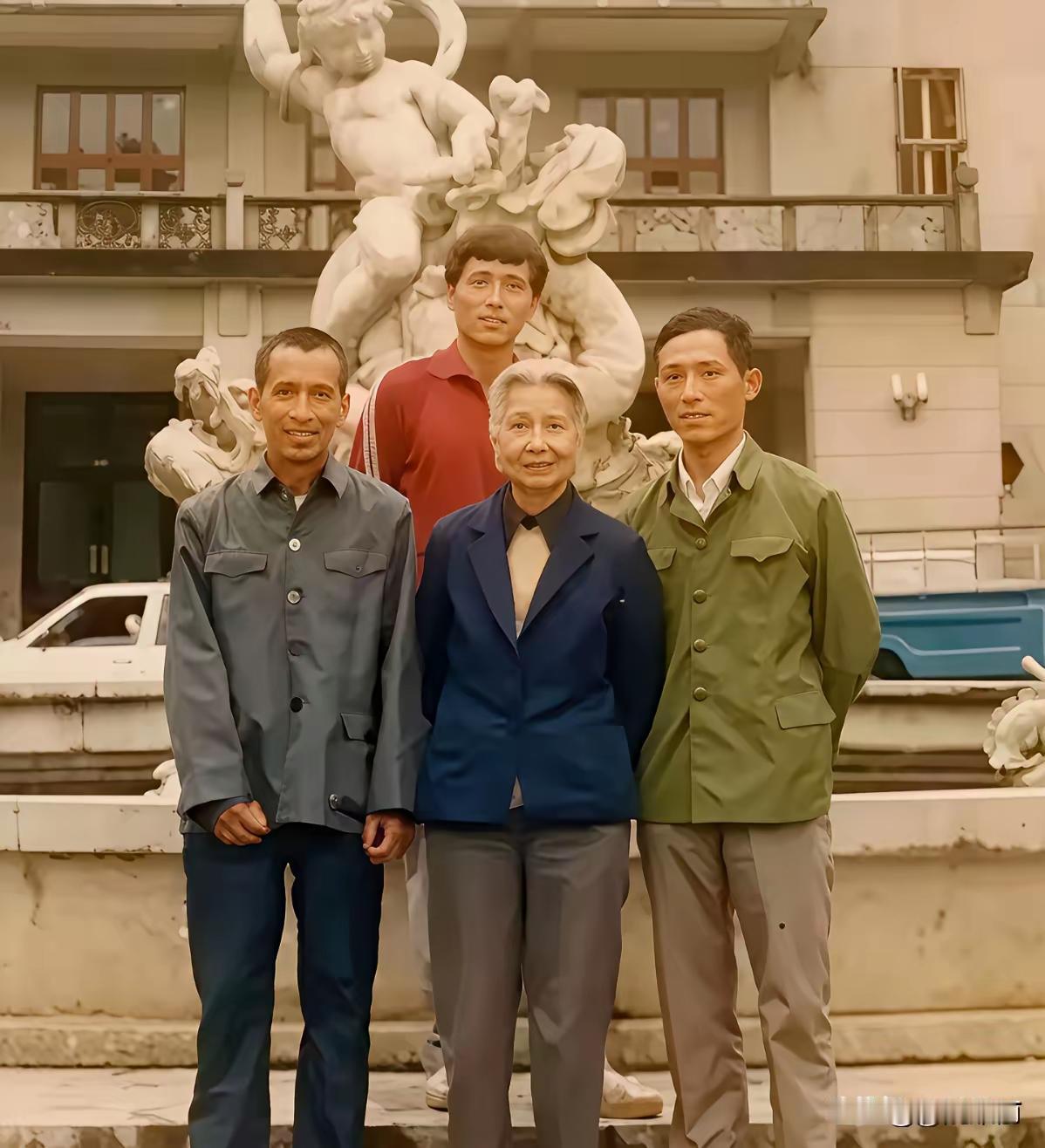 翻到老照片的时候盯着这张1987年井冈山的合影看了好久。
站在中间的曾志身边，是