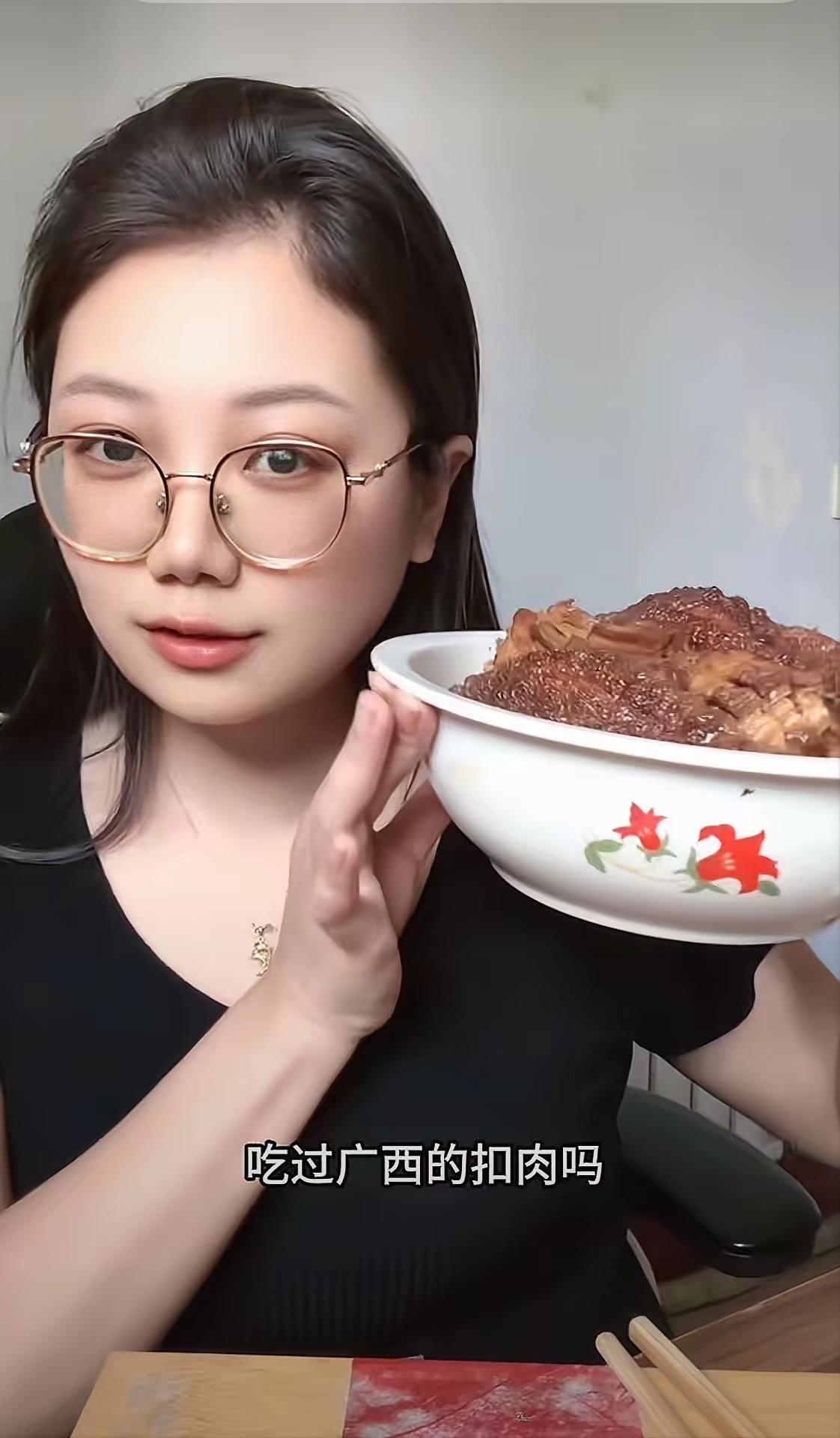 笑不活了！广西扣肉被山东姐姐代言，5000万广西老表无人敢应战。

近日，一位山