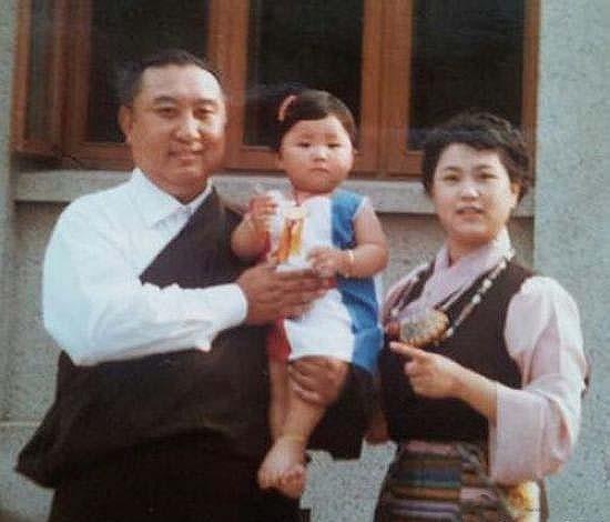 1979年，一场婚礼轰动全国，开国上将董其武的外孙女嫁给了西藏活佛。新娘子叫李洁