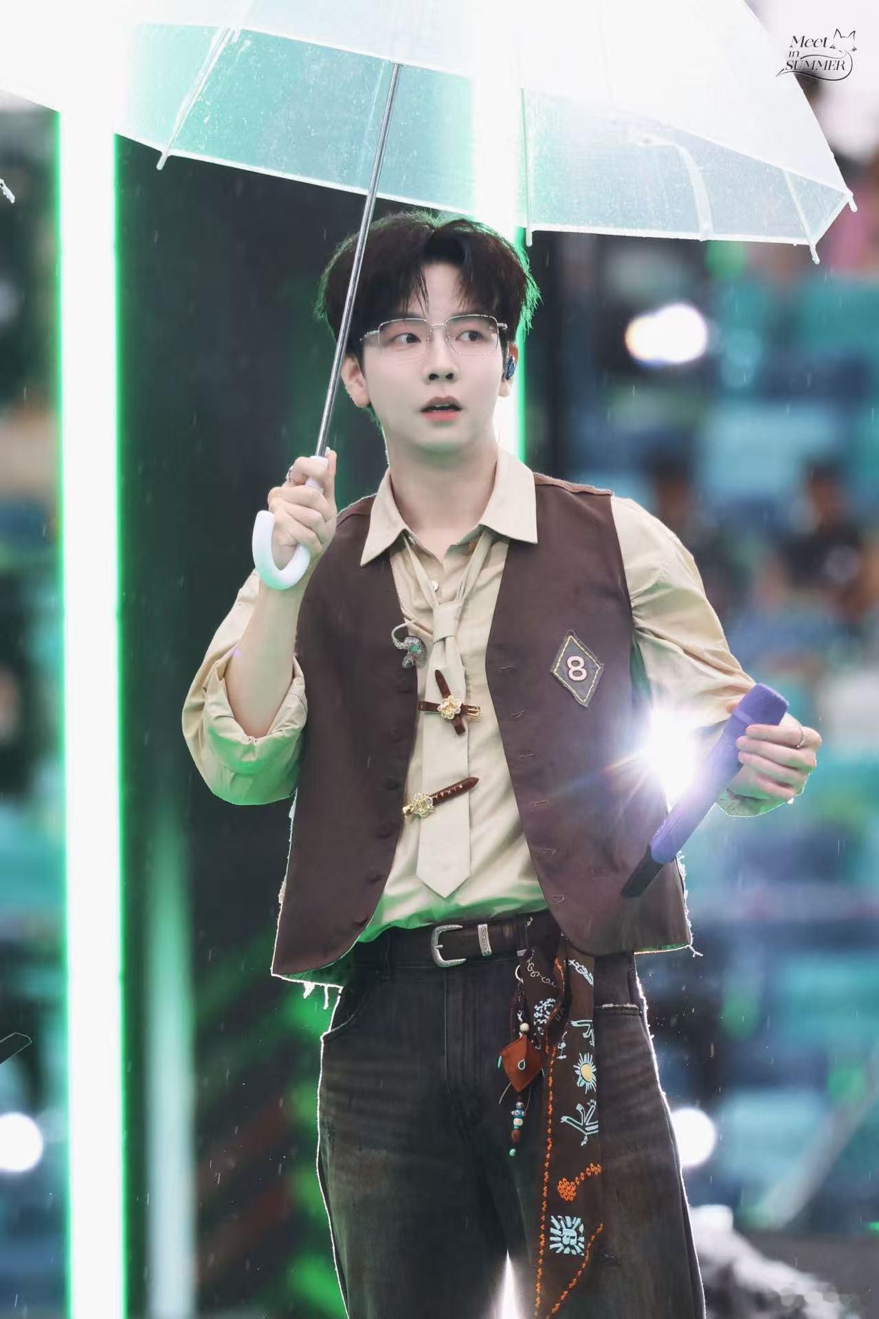 胡夏雨中完成演出 真的被胡夏的舞台敬业打动，就算雨水打湿场地，也没有减少曲目敷衍