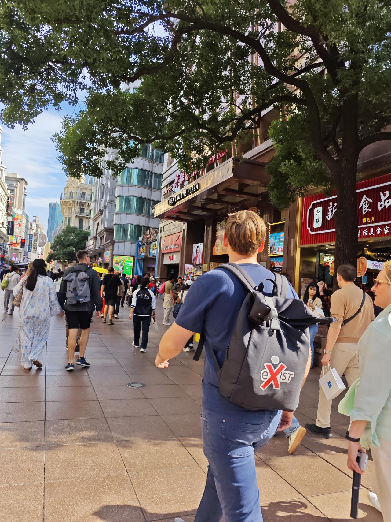 上海南京路步行街本地人很少来逛街，大部分都是外地人来这里逛一逛。不过南京路步行街