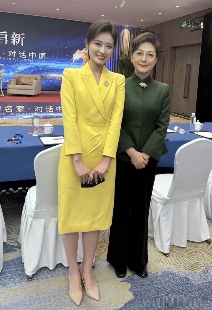 两位美女的同框，我认出了戴眼镜，穿墨绿色长衫的是气质美女海霞，她曾担任央视《新闻