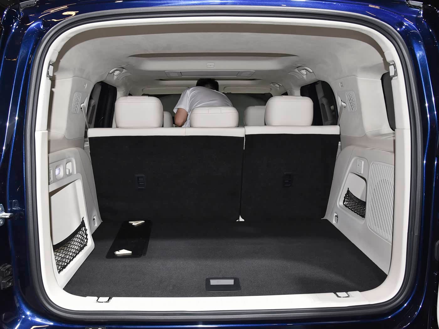 新车 红旗的绿牌越野车，带大梁的，2.0T增程器+4电机，虽然我之前说过增程车应