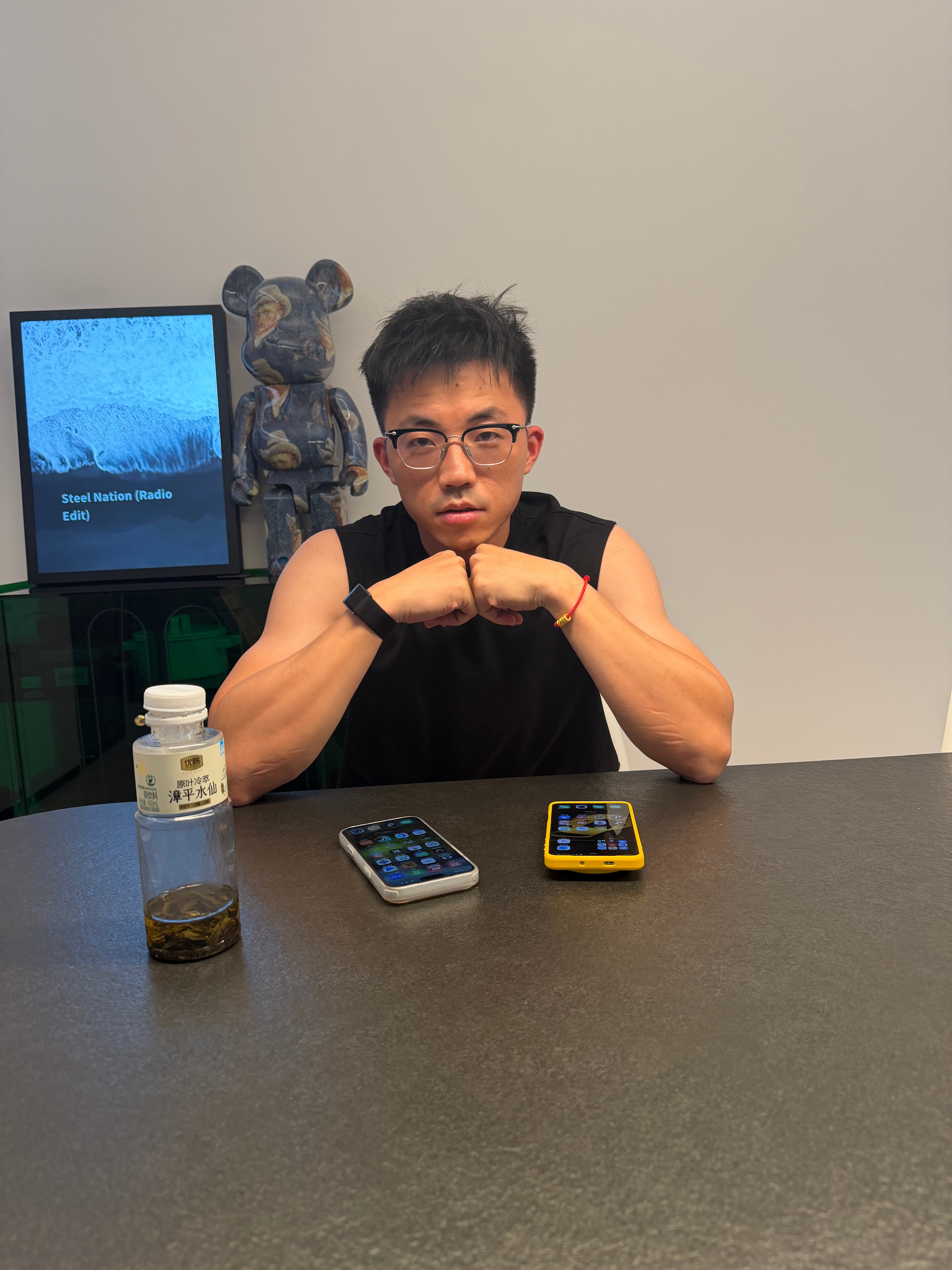大晚上你看我，我看你。