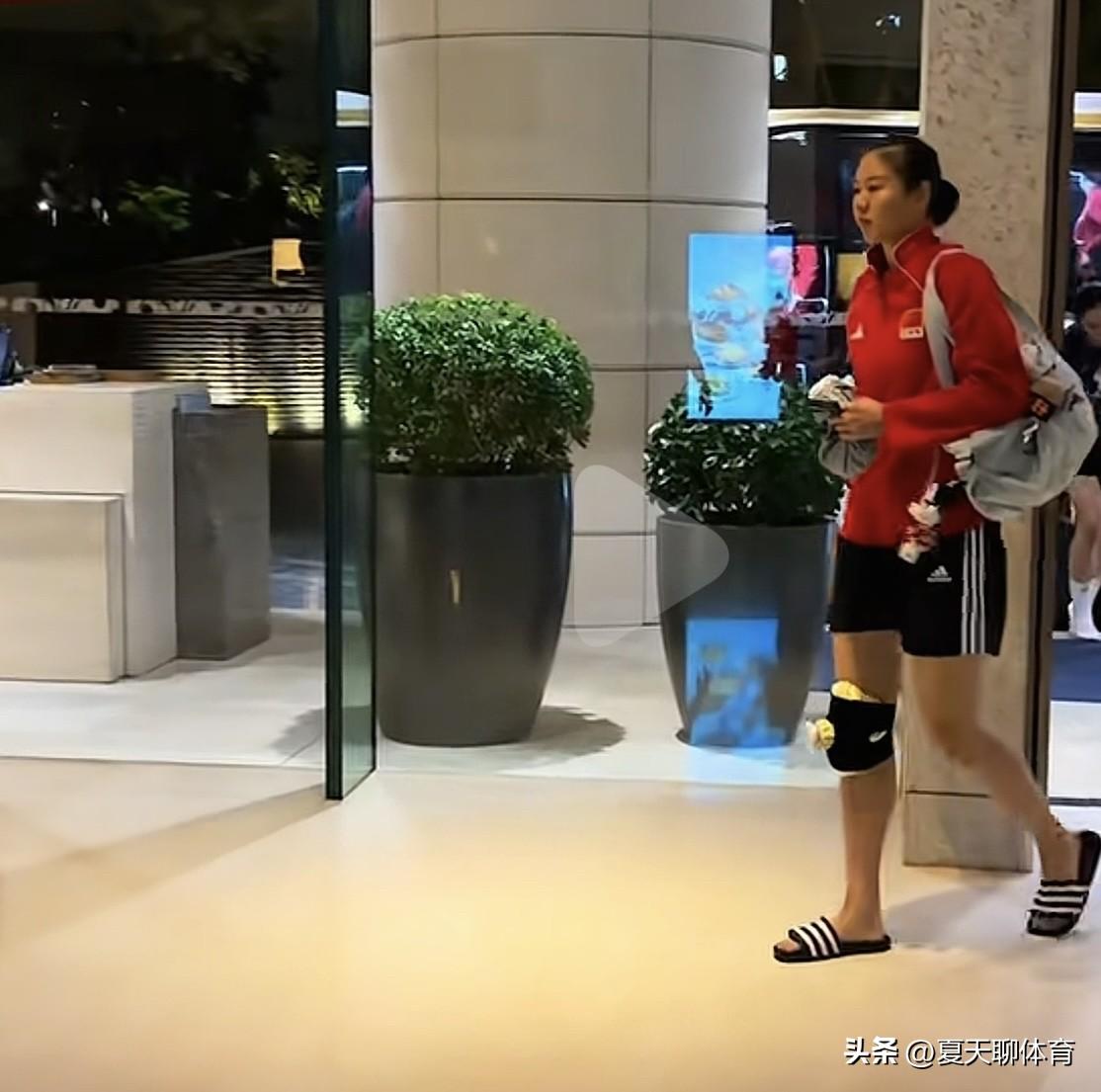 泪流满面[流泪][流泪]原来昨晚上回酒店时，俩人下大巴车时，都是一瘸一拐下大巴车